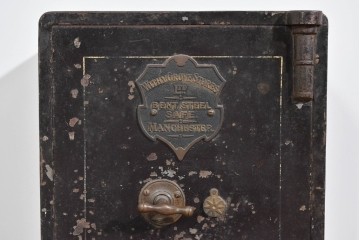 イギリスアンティーク　Bent Steel Safe(ベント・スティール・セーフ)　Withy Grove Stores Ltd(ウィジーグローブ・ストアーズ)　エンブレムが風格を添える重厚な金庫　(R-085464)
