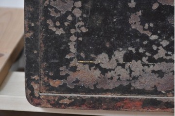 イギリスアンティーク　Bent Steel Safe(ベント・スティール・セーフ)　Withy Grove Stores Ltd(ウィジーグローブ・ストアーズ)　エンブレムが風格を添える重厚な金庫　(R-085464)