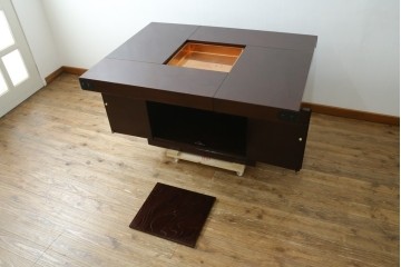 新古　未使用展示品　美品　展示品　筑後民芸　希少な廃番品　前面に収納スペースを備えた囲炉裏テーブル　(R-085466)