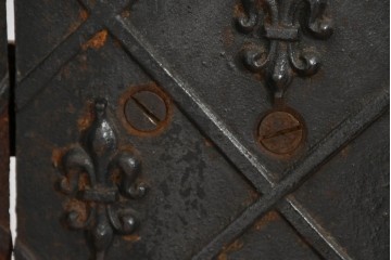 フランスアンティーク　鋳鉄製　紋章(フルール・ド・リス)をあしらった重厚なファイヤーバック　(R-085467)