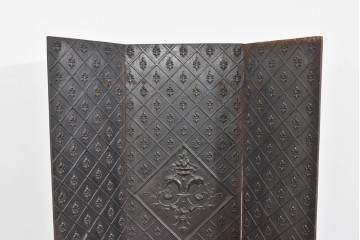 フランスアンティーク　鋳鉄製　紋章(フルール・ド・リス)をあしらった重厚なファイヤーバック　(R-085467)