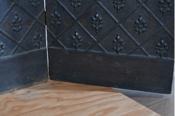 フランスアンティーク　鋳鉄製　紋章(フルール・ド・リス)をあしらった重厚なファイヤーバック　(R-085467)