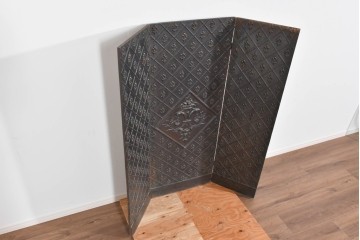 フランスアンティーク　鋳鉄製　紋章(フルール・ド・リス)をあしらった重厚なファイヤーバック　(R-085467)