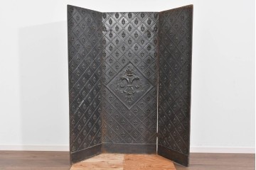 フランスアンティーク　鋳鉄製　紋章(フルール・ド・リス)をあしらった重厚なファイヤーバック　(R-085467)