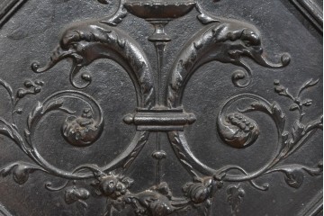 フランスアンティーク　鋳鉄製　紋章(フルール・ド・リス)をあしらった重厚なファイヤーバック　(R-085467)