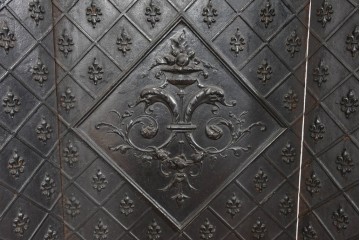 フランスアンティーク　鋳鉄製　紋章(フルール・ド・リス)をあしらった重厚なファイヤーバック　(R-085467)