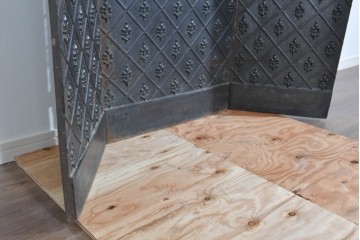 フランスアンティーク　鋳鉄製　紋章(フルール・ド・リス)をあしらった重厚なファイヤーバック　(R-085467)