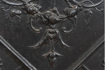 フランスアンティーク　鋳鉄製　紋章(フルール・ド・リス)をあしらった重厚なファイヤーバック　(R-085467)