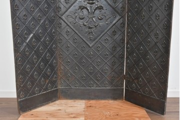 フランスアンティーク　鋳鉄製　紋章(フルール・ド・リス)をあしらった重厚なファイヤーバック　(R-085467)