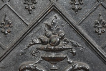 フランスアンティーク　鋳鉄製　紋章(フルール・ド・リス)をあしらった重厚なファイヤーバック　(R-085467)