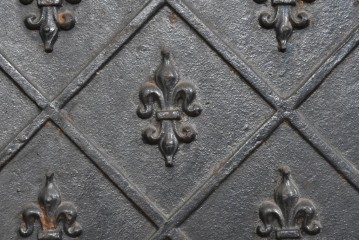 フランスアンティーク　鋳鉄製　紋章(フルール・ド・リス)をあしらった重厚なファイヤーバック　(R-085467)