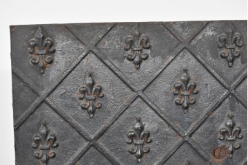 フランスアンティーク　鋳鉄製　紋章(フルール・ド・リス)をあしらった重厚なファイヤーバック　(R-085467)