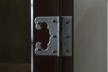 中古　美品　仙台民芸箪笥(仙台箪笥)　欅産業　木地呂塗り(漆塗り)の美しさが際立つキャビネット　定価約95万円　(R-085468)