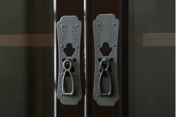 中古　美品　仙台民芸箪笥(仙台箪笥)　欅産業　木地呂塗り(漆塗り)の美しさが際立つキャビネット　定価約95万円　(R-085468)