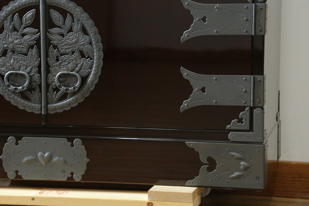 中古　美品　仙台民芸箪笥(仙台箪笥)　欅産業　木地呂塗り(漆塗り)の美しさが際立つキャビネット　定価約95万円　(R-085468)