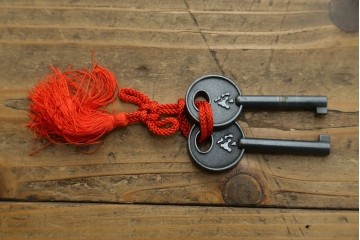 中古　美品　仙台民芸箪笥(仙台箪笥)　欅産業　木地呂塗り(漆塗り)の美しさが際立つキャビネット　定価約95万円　(R-085468)