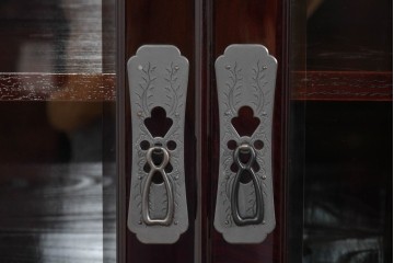 中古　美品　仙台民芸箪笥(仙台箪笥)　欅産業　木地呂塗り(漆塗り)の美しさが際立つキャビネット　定価約95万円相当　(R-085468)