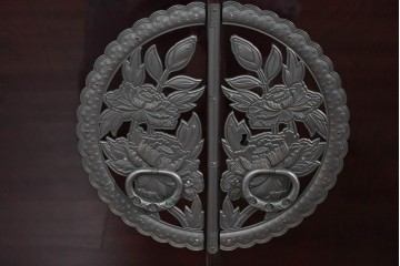 中古　美品　仙台民芸箪笥(仙台箪笥)　欅産業　木地呂塗り(漆塗り)の美しさが際立つキャビネット　定価約95万円相当　(R-085468)