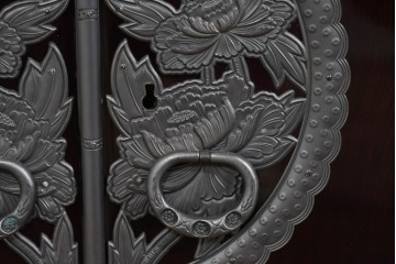 中古　美品　仙台民芸箪笥(仙台箪笥)　欅産業　木地呂塗り(漆塗り)の美しさが際立つキャビネット　定価約95万円相当　(R-085468)