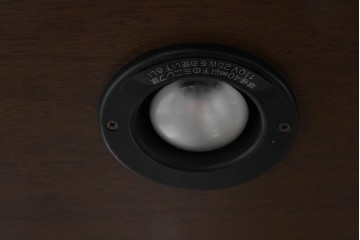 中古　美品　maruni(マルニ木工)　地中海ロイヤルシリーズ　飾棚80　ミラーバック×照明付きでコレクションを美しく魅せるキュリオケース　定価約55万円相当　(R-085469)