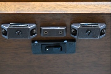 中古　美品　maruni(マルニ木工)　地中海ロイヤルシリーズ　飾棚80　ミラーバック×照明付きでコレクションを美しく魅せるキュリオケース　定価約55万円相当　(R-085469)