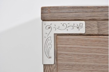 中古　美品　老舗　桐屋田中　上品な金具が空間を引き締める総桐箪笥　(R-085470)