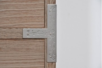 中古　美品　老舗　桐屋田中　上品な金具が空間を引き締める総桐箪笥　(R-085470)