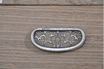 中古　美品　老舗　桐屋田中　上品な金具が空間を引き締める総桐箪笥　(R-085470)