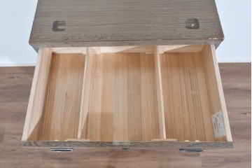 中古　美品　老舗　桐屋田中　上品な金具が空間を引き締める総桐箪笥　(R-085470)