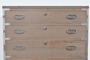 中古　美品　老舗　桐屋田中　上品な金具が空間を引き締める総桐箪笥　(R-085470)