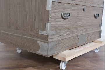 中古　美品　老舗　桐屋田中　上品な金具が空間を引き締める総桐箪笥　(R-085470)