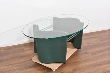 北欧ヴィンテージ　希少デザイン　本革製の脚がお洒落なオーバル型ガラストップのセンターテーブル　(R-085472)