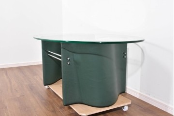 北欧ヴィンテージ　希少デザイン　本革製の脚がお洒落なオーバル型ガラストップのセンターテーブル　(R-085472)