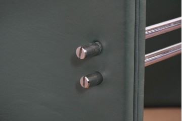 北欧ヴィンテージ　希少デザイン　本革製の脚がお洒落なオーバル型ガラストップのセンターテーブル　(R-085472)