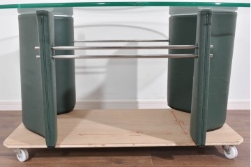 北欧ヴィンテージ　希少デザイン　本革製の脚がお洒落なオーバル型ガラストップのセンターテーブル　(R-085472)