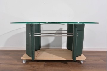 北欧ヴィンテージ　希少デザイン　本革製の脚がお洒落なオーバル型ガラストップのセンターテーブル　(R-085472)