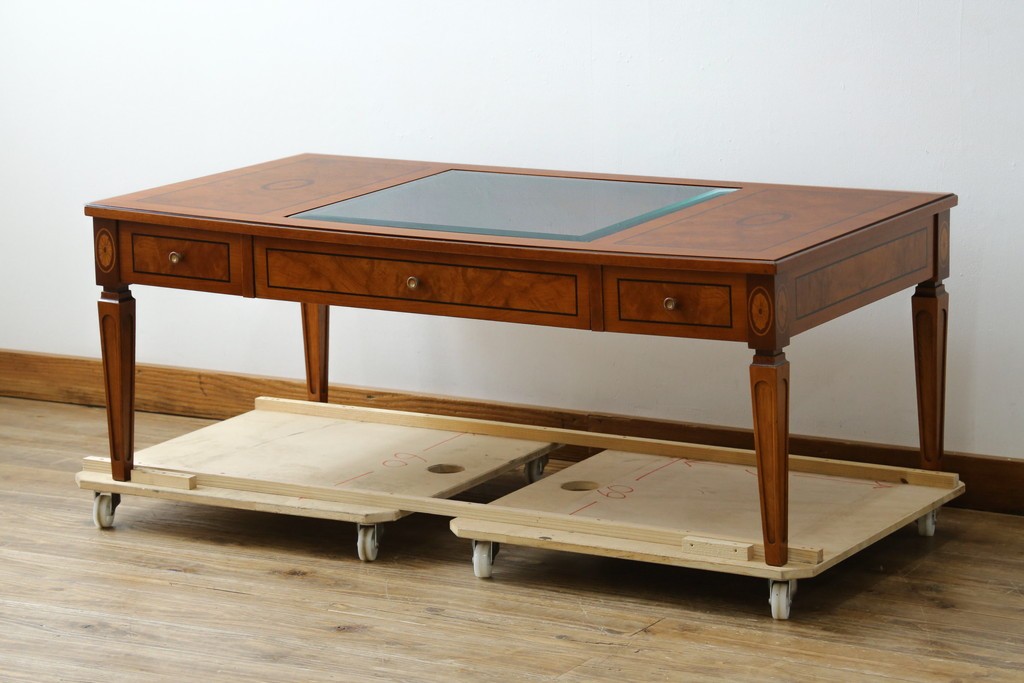 中古　イタリア製　引き出し式コレクションケース付きの象嵌入りローテーブル　(R-085476)