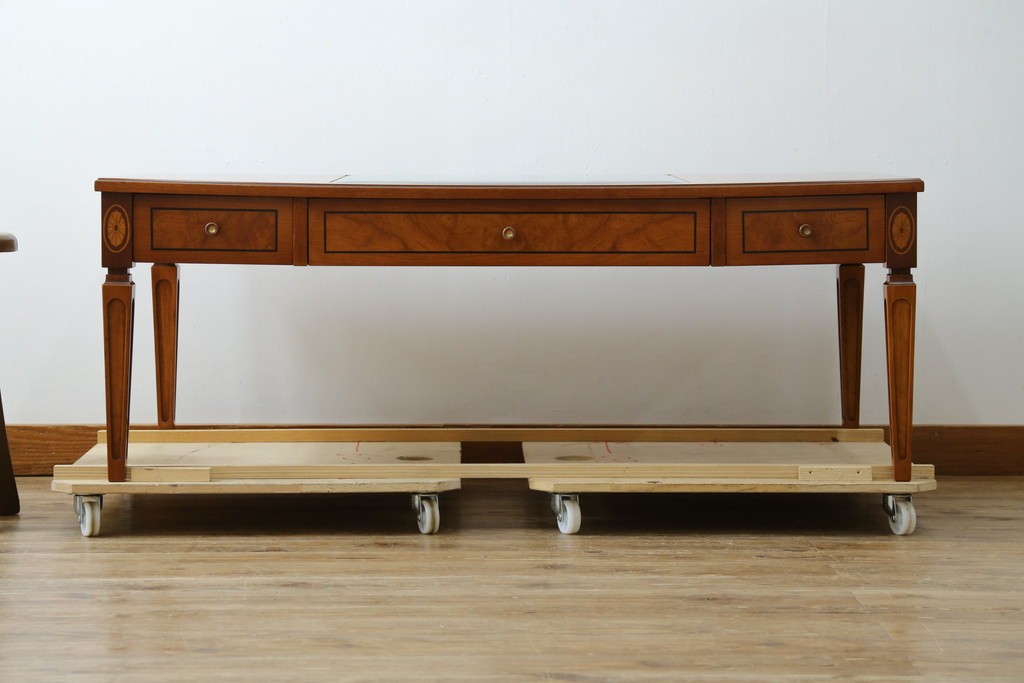 中古　イタリア製　引き出し式コレクションケース付きの象嵌入りローテーブル　(R-085476)