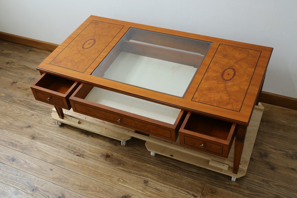中古　イタリア製　引き出し式コレクションケース付きの象嵌入りローテーブル　(R-085476)