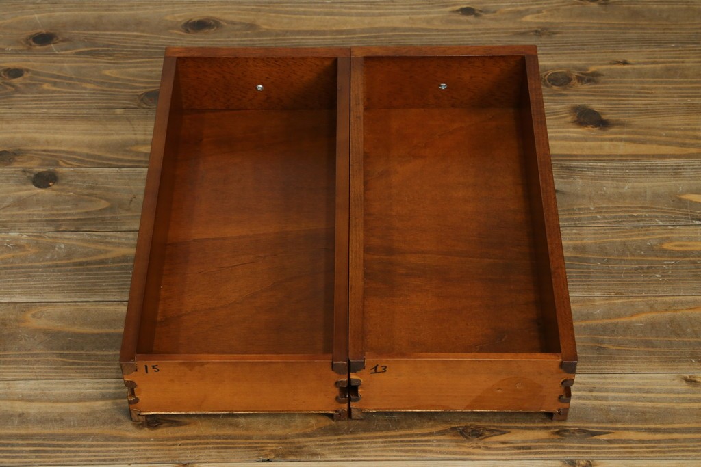 中古　イタリア製　引き出し式コレクションケース付きの象嵌入りローテーブル　(R-085476)