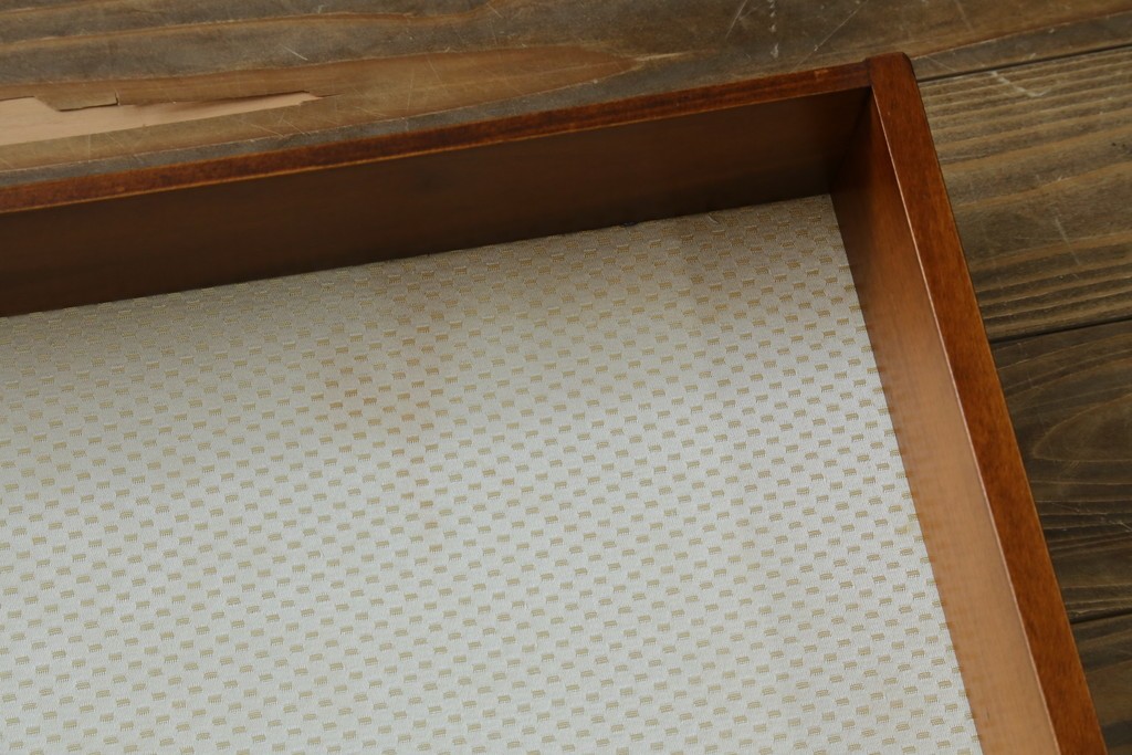 中古　イタリア製　引き出し式コレクションケース付きの象嵌入りローテーブル　(R-085476)