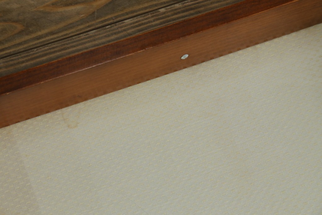 中古　イタリア製　引き出し式コレクションケース付きの象嵌入りローテーブル　(R-085476)