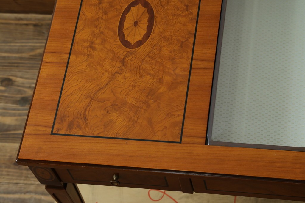 中古　イタリア製　引き出し式コレクションケース付きの象嵌入りローテーブル　(R-085476)