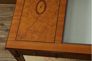 中古　イタリア製　引き出し式コレクションケース付きの象嵌入りローテーブル　(R-085476)