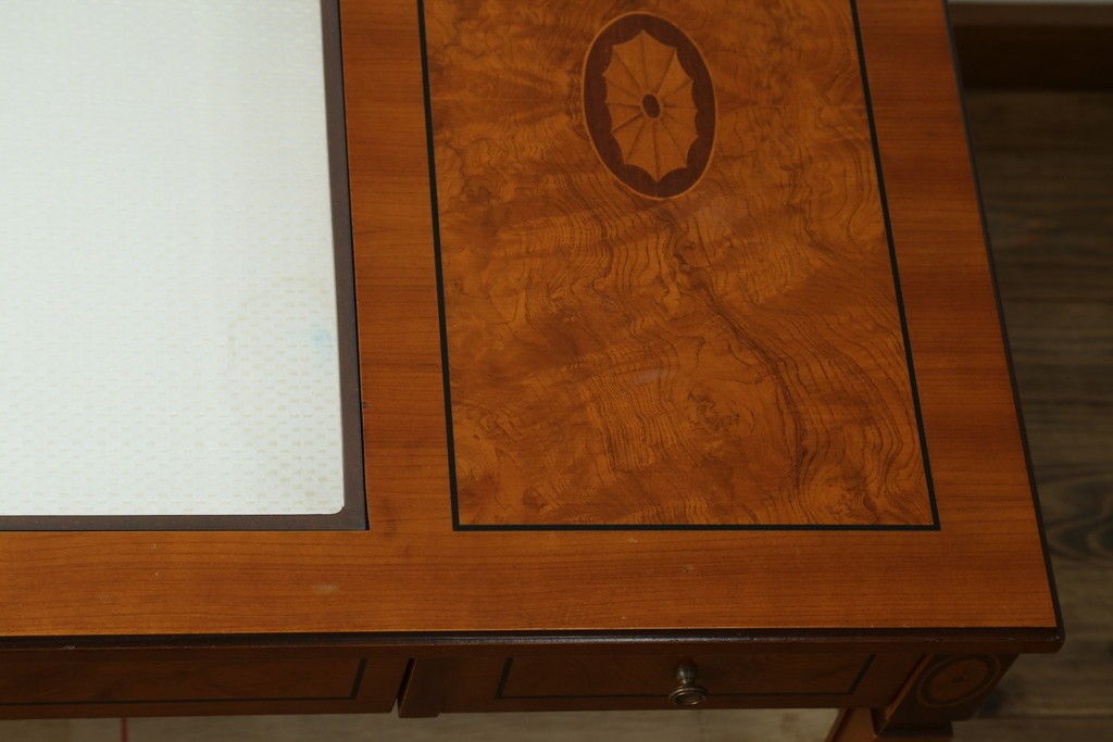 中古　イタリア製　引き出し式コレクションケース付きの象嵌入りローテーブル　(R-085476)