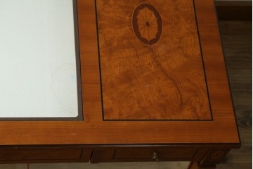 中古　イタリア製　引き出し式コレクションケース付きの象嵌入りローテーブル　(R-085476)