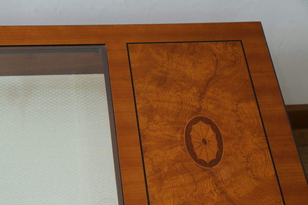 中古　イタリア製　引き出し式コレクションケース付きの象嵌入りローテーブル　(R-085476)