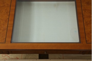 中古　イタリア製　引き出し式コレクションケース付きの象嵌入りローテーブル　(R-085476)