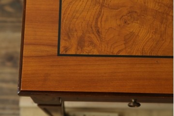 中古　イタリア製　引き出し式コレクションケース付きの象嵌入りローテーブル　(R-085476)