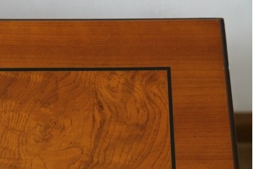 中古　イタリア製　引き出し式コレクションケース付きの象嵌入りローテーブル　(R-085476)